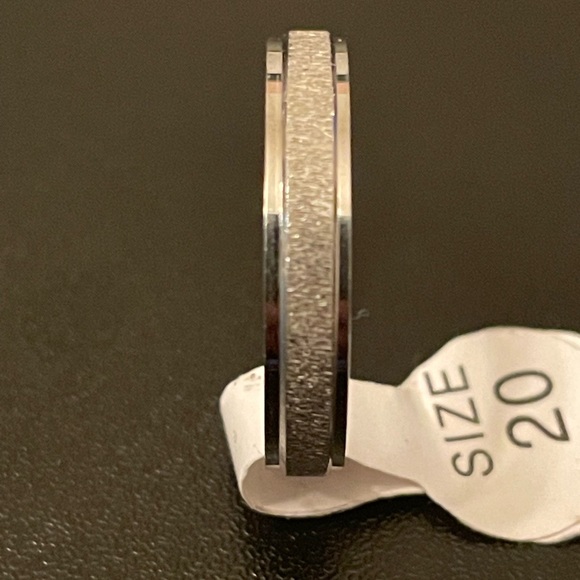 3mm silver frosted ring size 9 - Picture 4 of 8